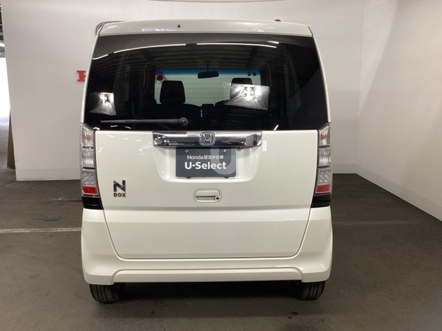 リアワイパーがついているので雨天時の視界確保ができバック時のサポートになります。