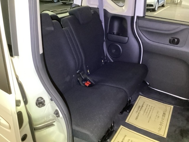 頭上やひざ周りにもゆとりのある快適な座り心地です。