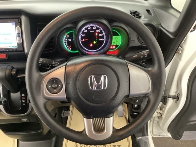 ステアリングにオーディオ操作スイッチが付いています。オーディオ画面に直接タッチしなくても操作が出来ます。