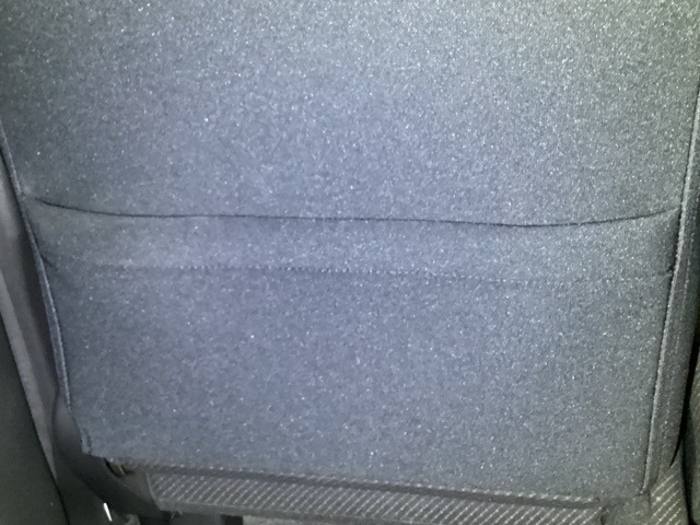 シートバックポッケト。散乱しがちな小物を収納するのに便利です。