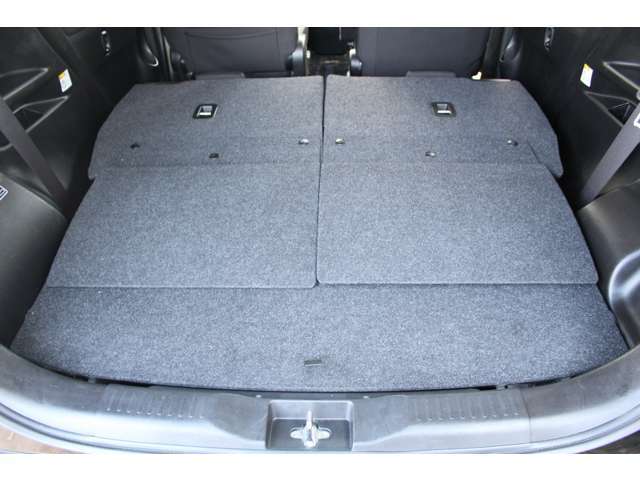 シートアレンジで大きな荷物を積むことだって可能ですよ！！車内広々！！