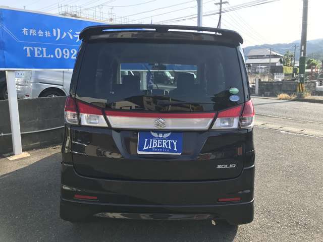 外装も毎日磨いております。中古車だから傷はあるもの。でもキレイなほうがいい。納車の際に「中古車じゃないみたい」って言ってくださるお客様の顔が好きなんです。