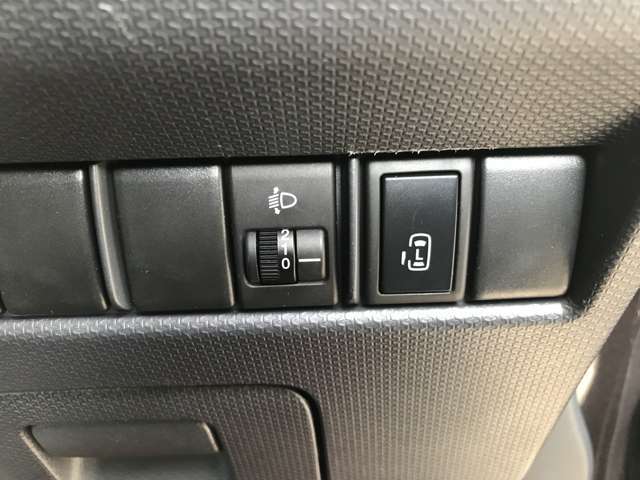 左側電動スライドドア