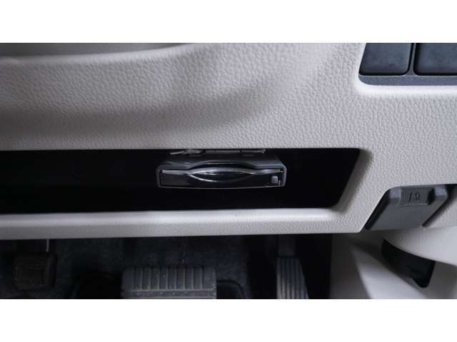 国土交通省の厳しい規定をクリアし、運輸局長に指定された「指定工場」を併設しております。国家資格保有の整備士が徹底的にお車を整備しているのでご安心いただけます。