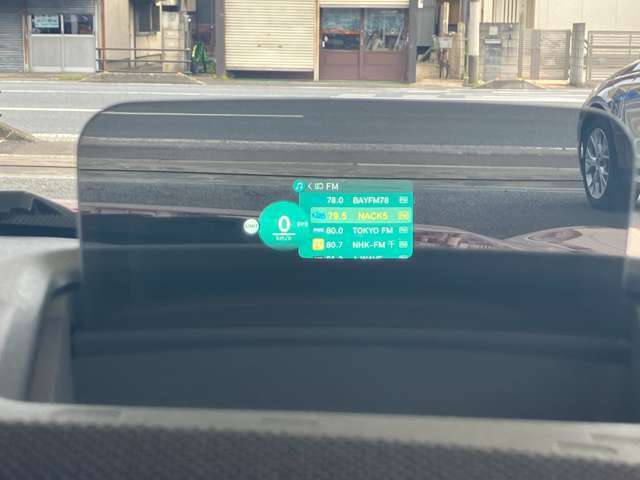 人気のヘッドアップディスプレイ！現在の車速、ナビゲーション・システムによるルート案内の矢印表示、チェック・コントロール、前車接近警告など、さまざまな情報をドライバーの視界内に直接表示いたします！