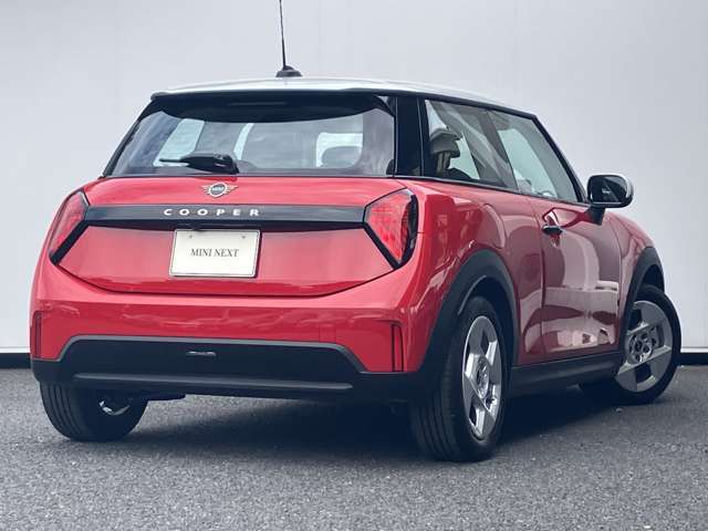 シートヒーター！レーンキープアシスト！ステアリングヒーター！16インチアルミ！ワイヤレスチャージング！アンビエントライト！SOSコール！