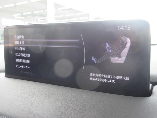 こちらのお車には先進安全装備が多数搭載されています。衝突被害を回避あるいは軽減するためのブレーキや、後方死角からの接近警報、車線逸脱を防止する警報装置など、詳しくはスタッフまでお尋ねください。