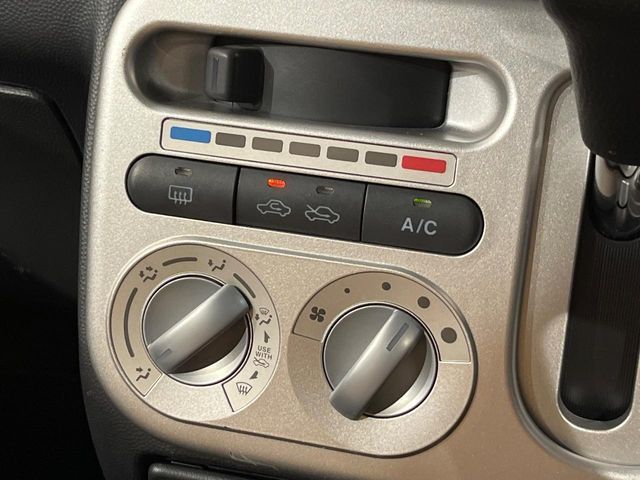 寒い冬も暑い夏も全席に快適な空調を届けてくれる、ダイヤル式エアコンを装備♪