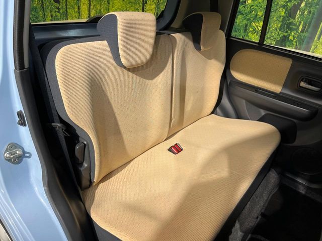 後部座席も気になるようなキズ・汚れやへたり等、大きなダメージはなく、良好な状態です。