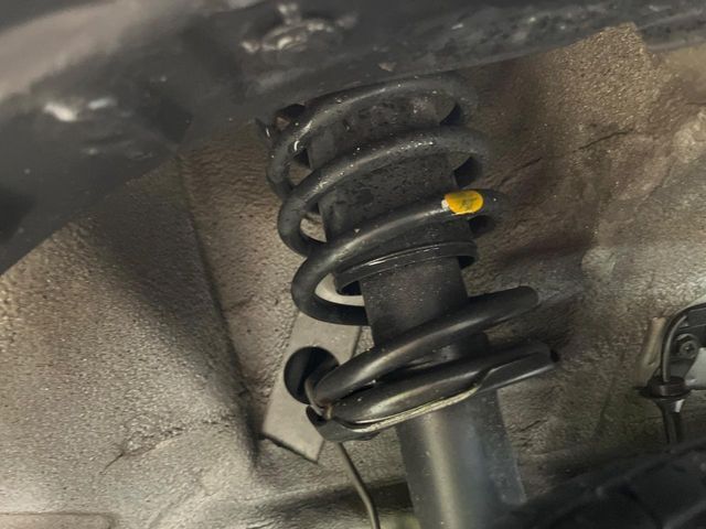 お車を安心してお乗りいただく為には、足回りの定期点検が欠かせません。サービスサポート（有償保証）では無料点検もご提供しており、安心のカーライフをお過ごしいただけるサポート体制が整っています。