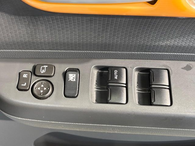 【電動格納ミラー】サイドミラーは電動格納式となっており、狭い駐車場でもキズがつくリスクを抑えられます。