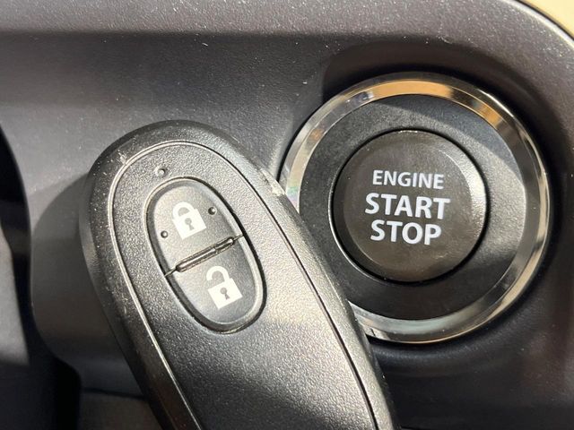 【キーレススタートシステム】カバンやポケットに入れたままでもドアの施錠・解錠が可能なスマートキーを装備。エンジンのオン・オフ時もカギを取り出す必要が無いからとっても便利です♪