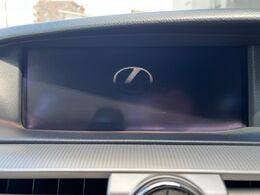 【純正ナビ】人気の純正ナビを装備。オーディオ機能も充実しており、Bluetooth接続すればお持ちのスマホやMP3プレイヤーの音楽を再生可能！毎日の運転がさらに楽しくなります！！