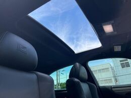【サンルーフ】開放感たっぷりの希少装備、サンルーフが装着されています！車内に明かりを取り入れたり景色を楽しむ以外にも、車内の空気も簡単に換気できて快適です！