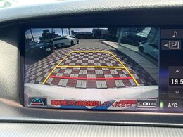 【バックカメラ】駐車時に後方がリアルタイム映像で確認できます。大型商業施設や立体駐車場での駐車時や、夜間のバック時に大活躍！運転スキルに関わらず、今や必須となった装備のひとつです！