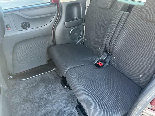 セカンドシート　気になるシミ、汚れもなく良好なコンディションです。