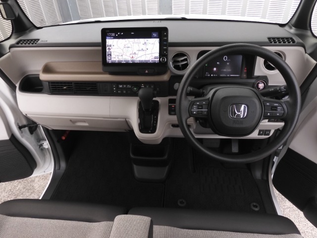 視界広々で非常に運転しやすくロングドライブでも疲れを感じさせないすっきりとまとまったインパネ周りです。