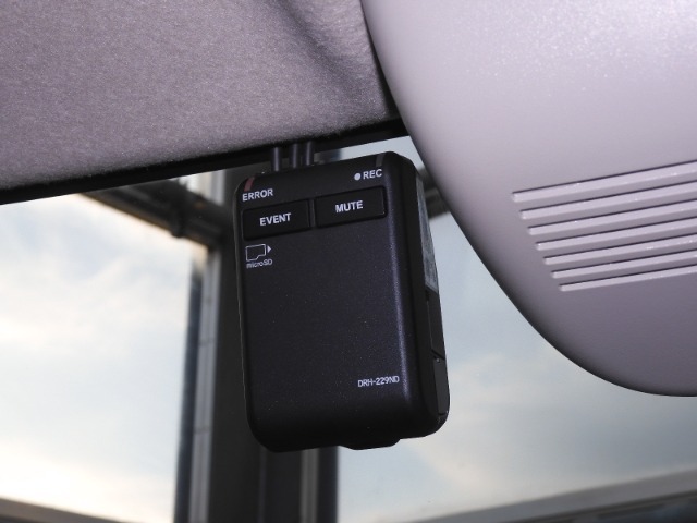 ◆ドライブレコーダー◆映像・音声などを記録する自動車用の装置です。　もしもの事故の際の記録はもちろん、旅行の際の思い出としてドライブの映像を楽しむことができます。
