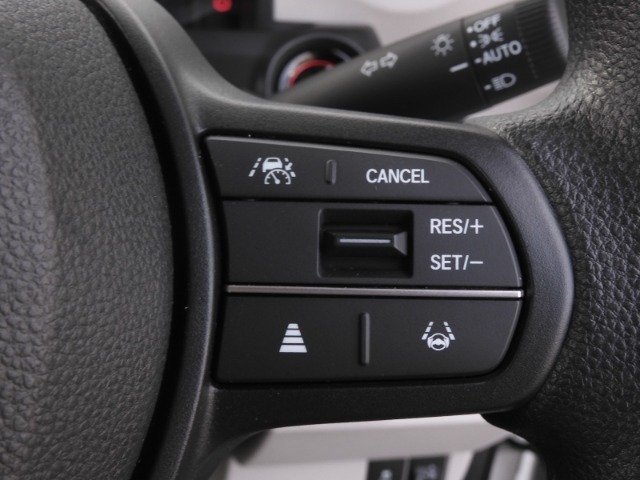 【アダプティブクルーズコントロール】予め設定した車速内でクルマが自動的に加減速。前走車との適切な車間距離を維持しながら追従走行します。【LKAS】車線維持支援システムでステアリング操作を支援。