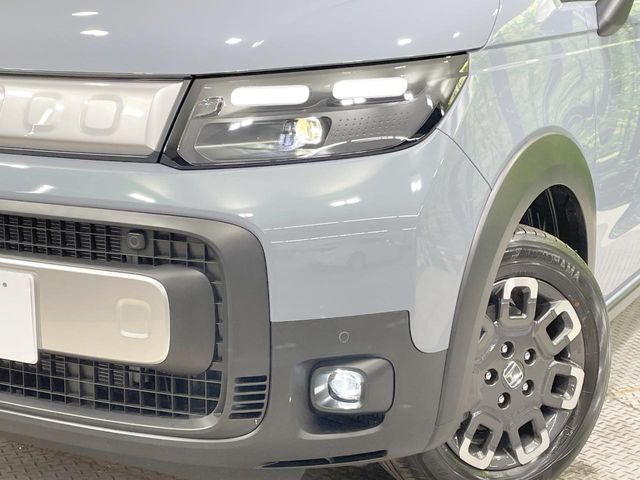 【LEDヘッドライト】悪天候や夜間走行時も良好な視界を確保し安心して運転できる高輝度LEDヘッドライトを装備！点灯速度が早く、消費電力も抑えられています。