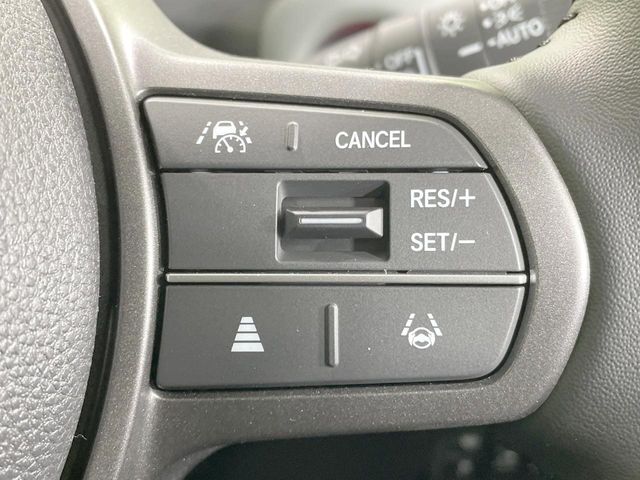 【アダプティブクルーズコントロール】高速道路での長距離走行が楽に！！自動で速度を保つクルーズコントロールが、衝突軽減システムと連携し、前方の車両を感知して車間を保つように速度調節してくれます！！