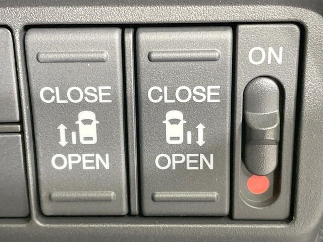 【両側パワースライドドア】スマートキーや運転席のスイッチで後席両側スライドドアの開閉が可能♪電動だから力を入れてドアを開ける必要が無く、小さなお子様でも簡単に開け閉めでき快適です♪