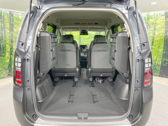 床下収納式のサードシートです。座席部分をコンパクトに収納でき、広大な荷室スペースとしてお使いいただけます！乗車人数や荷物の量など利用シーンに合わせて3列目を有効活用でき、とっても便利♪