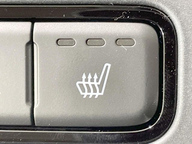 【シートヒーター】寒い日に重宝するシートヒーター！エアコンより早く温まってくれるので寒がりの人も安心ですね♪エアコンの温風は乾燥するから苦手、という方にもをおすすめです。