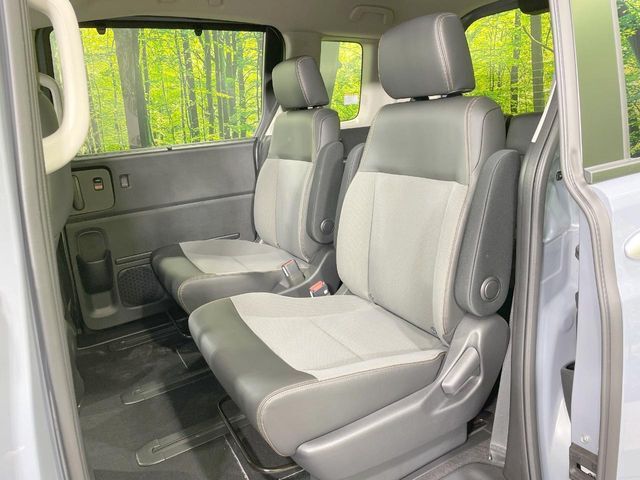 二列目中央はウォークスルーとなっております。二列目と三列目の移動や乗り降りがとっても楽になるので、乗り降りの際もストレスを感じることはありません♪