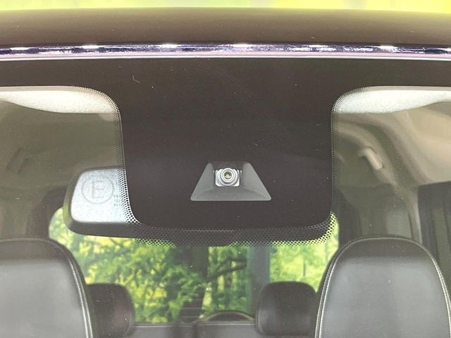 【三菱e-Assist】走行中に前方の車両等を認識し、衝突しそうな時は警報とブレーキで衝突回避と被害軽減をアシスト。より安全にドライブをお楽しみいただけます。