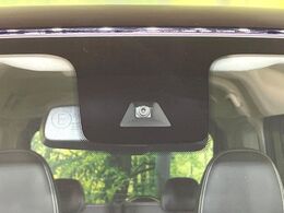 【三菱e-Assist】走行中に前方の車両等を認識し、衝突しそうな時は警報とブレーキで衝突回避と被害軽減をアシスト。より安全にドライブをお楽しみいただけます。