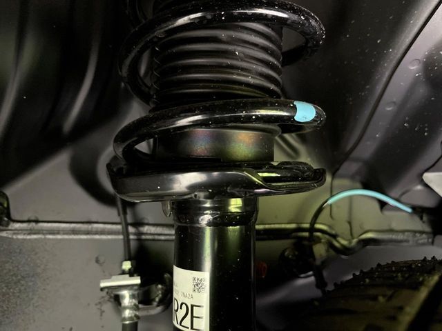 お車を安心してお乗りいただく為には、足回りの定期点検が欠かせません。サービスサポート（有償保証）では無料点検もご提供しており、安心のカーライフをお過ごしいただけるサポート体制が整っています。