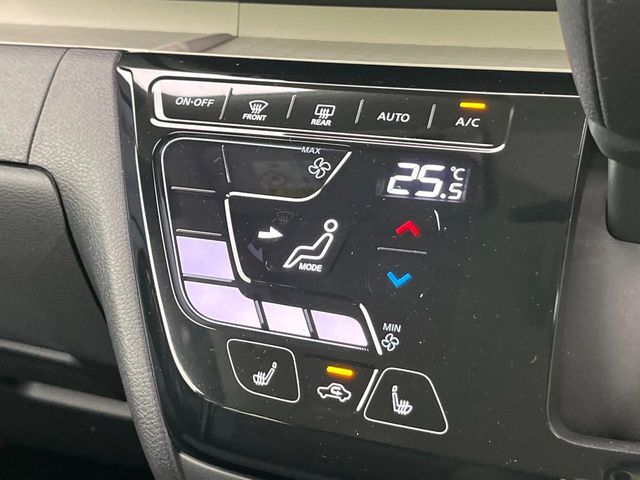 【オートエアコン】一度お好みの温度に設定すれば、車内の温度を検知し風量や温度を自動で調整。暑い…寒い…と何度もスイッチ操作をする必要はありません。快適な車内空間には必須の機能ですね♪