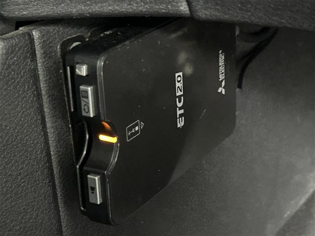 【ETC】有料道路を利用する際に料金所で停止することなく通過できる、ETC車載器（ノンストップ自動料金収受システム機器）が装備されています。セットアップを行うことで利用可能になります。