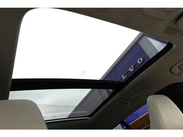 解放感を提供する大型のスライディングガラスサンルーフ　スライドオープンだけではなくチルトアップもしますので、走行中の喚起や駐車時の室内温度調整に役立ちます