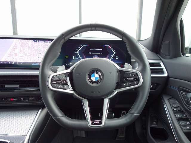 ◆インスツルメントパネルやインテリアトリムなどは、調和しなが洗練された室内を作り上げ、スイッチ類によって、優れた操作性をも実現。ドライバーの視線や動線を考え、人間工学に基づきデザインされています◆