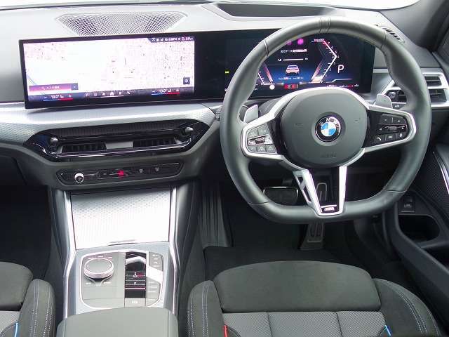 ◆インスツルメントパネルやインテリアトリムなどは、調和しなが洗練された室内を作り上げ、スイッチ類によって、優れた操作性をも実現。ドライバーの視線や動線を考え、人間工学に基づきデザインされています◆