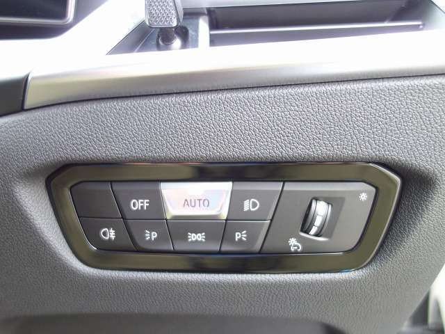◆インスツルメントパネルやインテリアトリムなどは、調和しなが洗練された室内を作り上げ、スイッチ類によって、優れた操作性をも実現。ドライバーの視線や動線を考え、人間工学に基づきデザインされています。◆