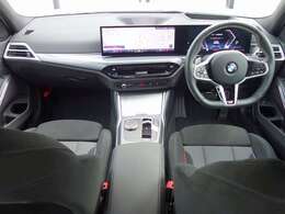 ◆インスツルメントパネルやインテリアトリムなどは、調和しなが洗練された室内を作り上げ、スイッチ類によって、優れた操作性をも実現。ドライバーの視線や動線を考え、人間工学に基づきデザインされています◆