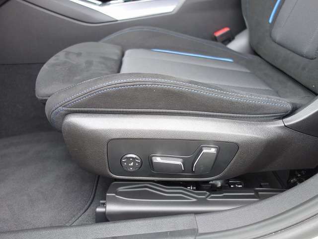 ◆インスツルメントパネルやインテリアトリムなどは、調和しなが洗練された室内を作り上げ、スイッチ類によって、優れた操作性をも実現。ドライバーの視線や動線を考え、人間工学に基づきデザインされています。◆