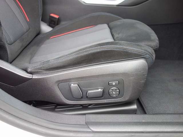 ◆インスツルメントパネルやインテリアトリムなどは、調和しなが洗練された室内を作り上げ、スイッチ類によって、優れた操作性をも実現。ドライバーの視線や動線を考え、人間工学に基づきデザインされています。◆