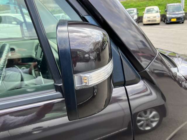 ウィンカー内蔵のドアミラー。対向車からの視認性の向上につながり、安全面がUPします。