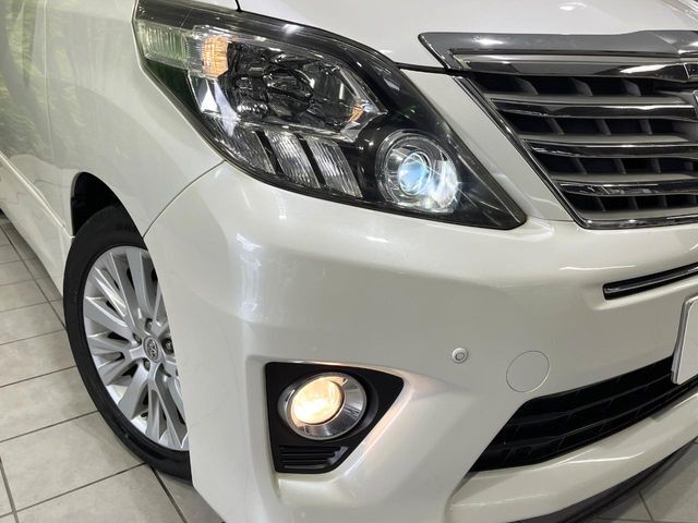 【HIDヘッドライト】非常に明るく前方を照らしてくれるので、悪天候や夜間の走行時も視界良好で安心してお乗りいただけます。