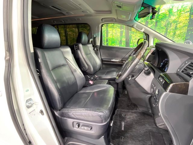 【合皮レザーシート】汚れのふき取りが容易でメンテナンスもが簡単な、機能性に優れる合成皮革を採用した上質なシートです。座り心地もよく、高級感あふれる心地良い車内空間を演出してくれます。