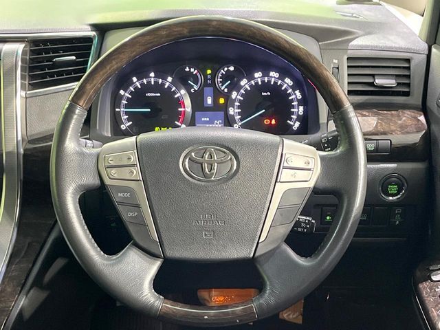 【ウッドコンビステアリング】高級感ある木目調パーツを採用した手に良く馴染むコンビハンドル。運転席廻りの雰囲気も一気に豪華になります！