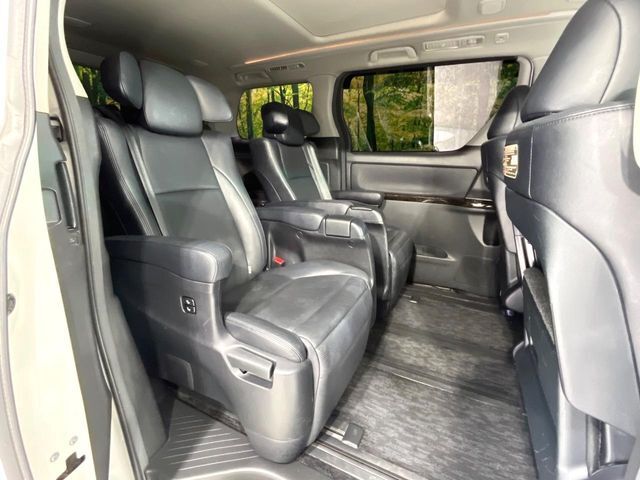 後部座席も気になるようなキズ・汚れやへたり等、大きなダメージはなく、良好な状態です。