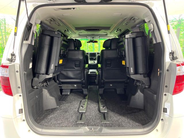 後席を格納すると、これだけの広さが！シーンに合わせたシートアレンジで、大きな荷物も積むことが出来ます♪