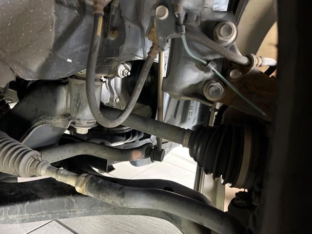 お車を安心してお乗りいただく為には、足回りの定期点検が欠かせません。サービスサポート（有償保証）では無料点検もご提供しており、安心のカーライフをお過ごしいただけるサポート体制が整っています。