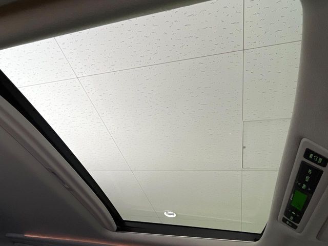 【サンルーフ】開放感たっぷりの希少装備、サンルーフが装着されています！車内に明かりを取り入れたり景色を楽しむ以外にも、車内の空気も簡単に換気できて快適です！