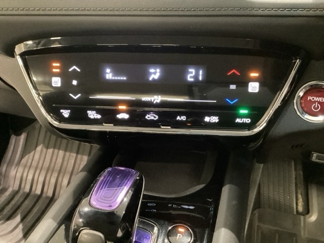 オートエアコンがついてますので、簡単操作で快適に過ごせます。リア熱線のスイッチの中にサイドミラーヒーターも入っています。パネル内のシートヒータースイッチは前席の左右別々に2段階で温度設定ができます。